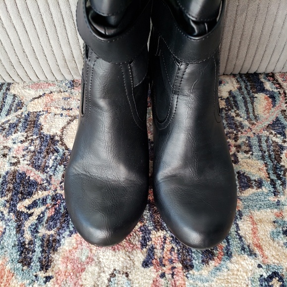 Black Heel Buckle Boots - Picture 3 of 6